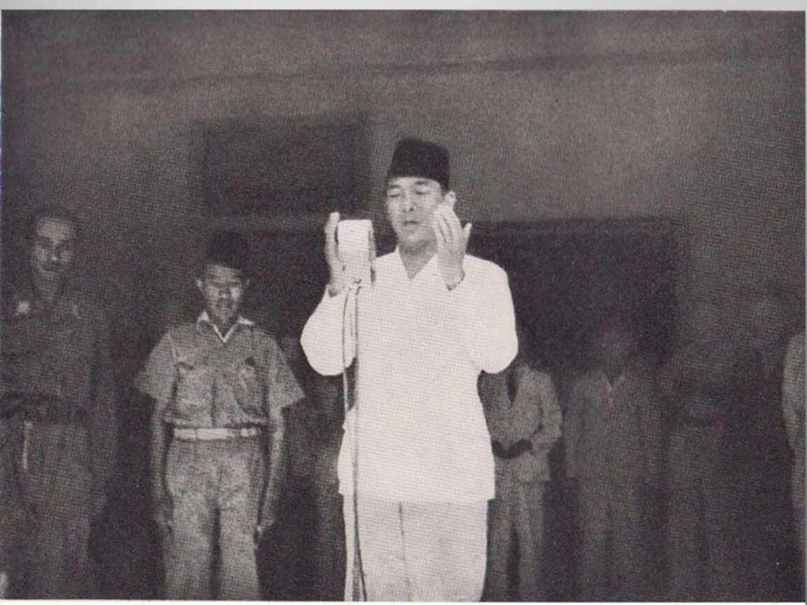 1945 — Indonesië roept onafhankelijkheid uit