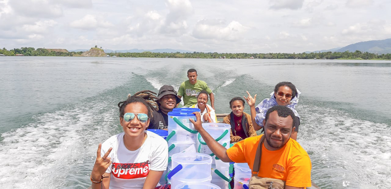 Team Hapin Papua op weg om filters uit te delen