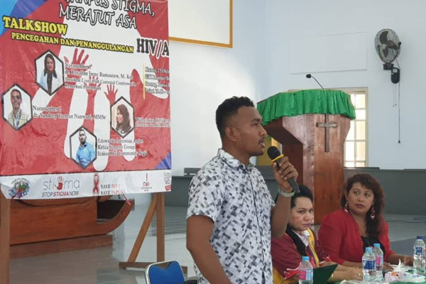 Edoardo Mote geeft een presentatie over de verspreiding van aids in Papua