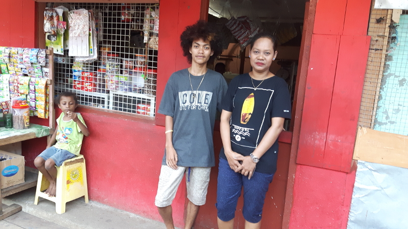 Hermina Wanggai met haar zoon