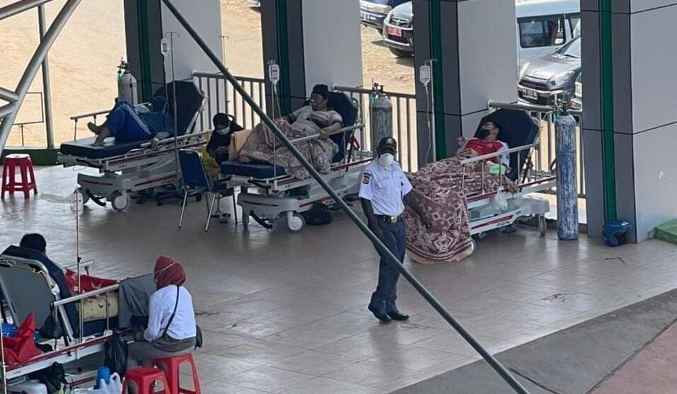 Patiënten worden geholpen op terras van ziekenhuis Jayapura