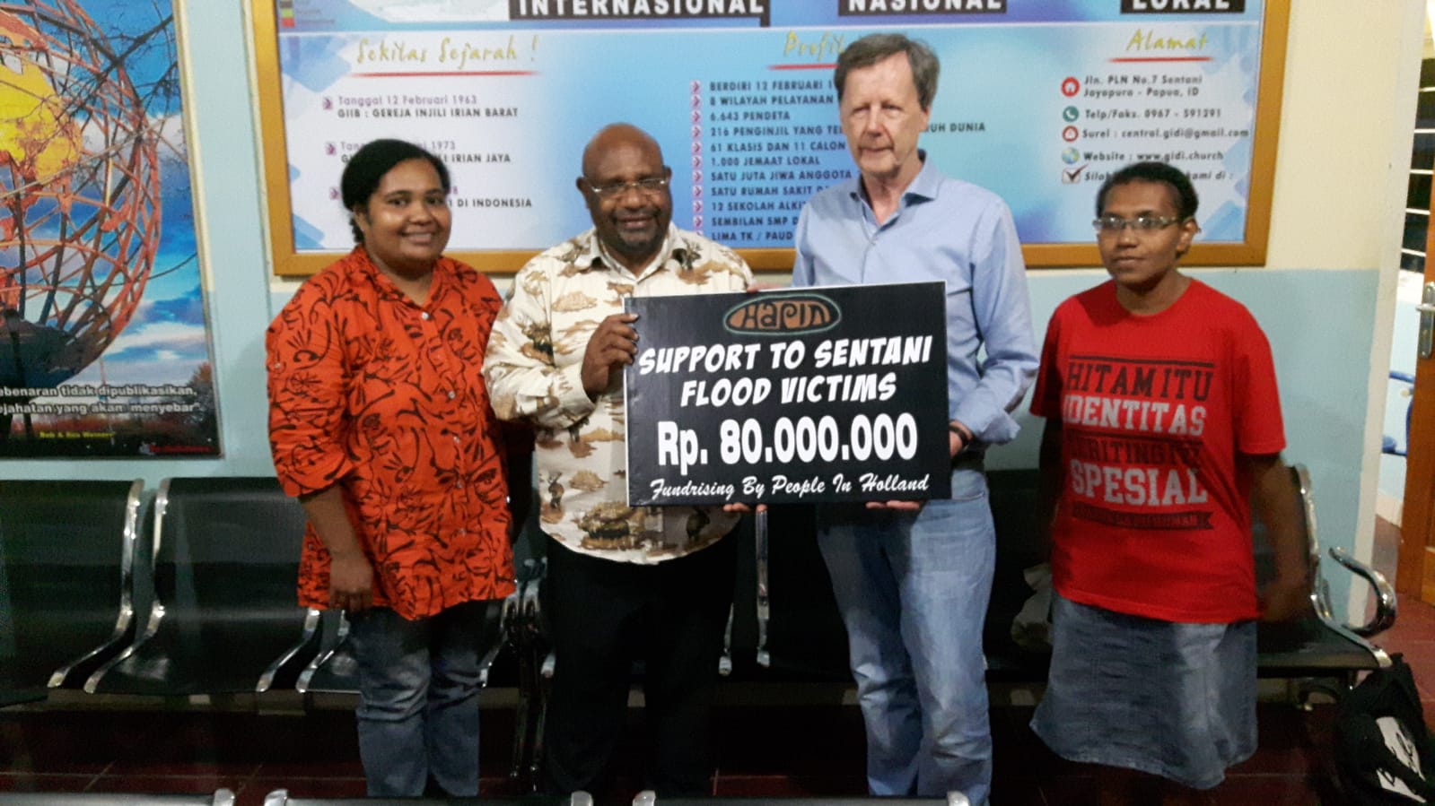 Donatie hapin aan de GIDI kerk