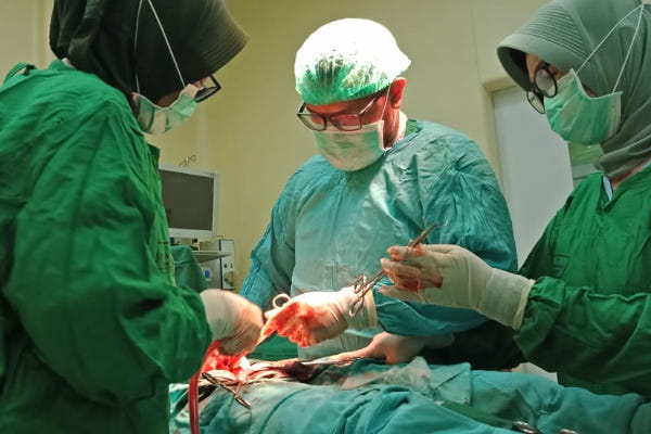 Papoea dokter Mambrassar aan de operatietafel