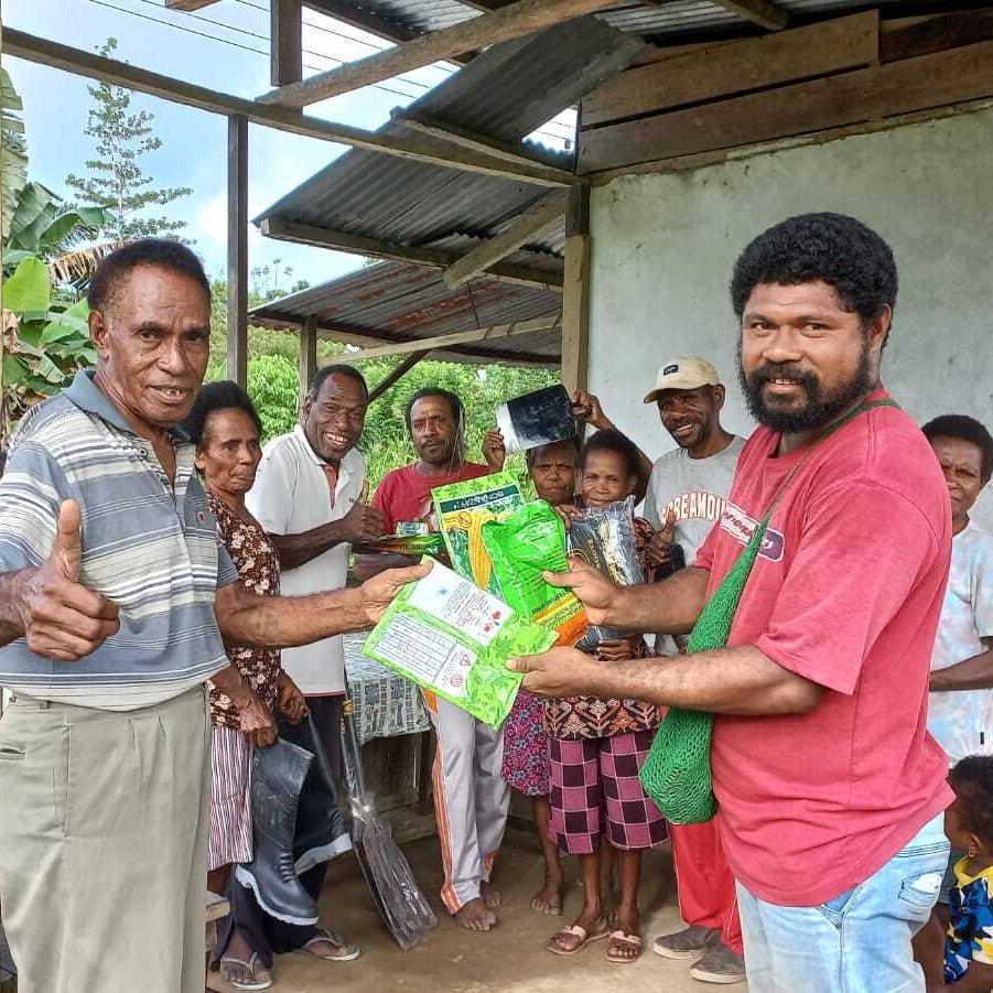 Gereedschap en zaden voor 84 boeren in omgeving Sorong
