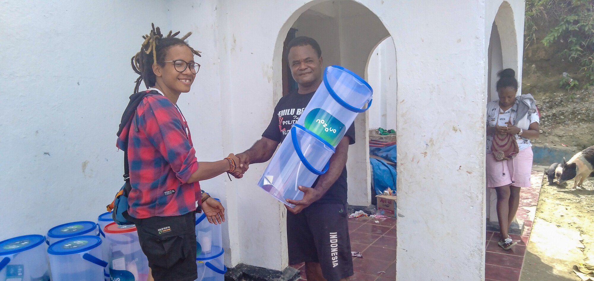 Tweede set waterfilters wordt overhandigd