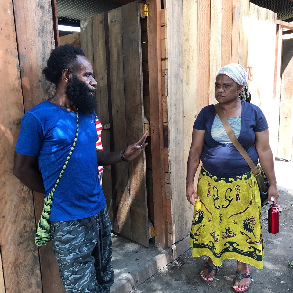 Yepina from YASUMAT talking with one of the leaders from the Tolikara camp.